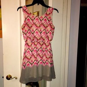 Sleeveless short dress pink geometric flower print